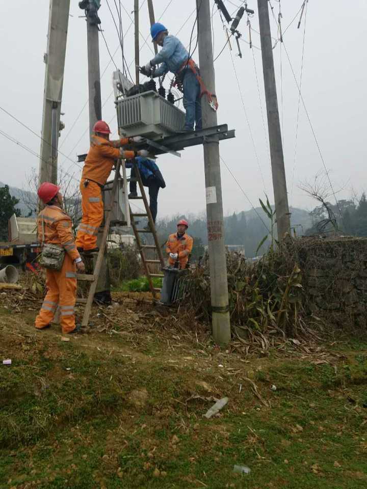 守護(hù)燈火，電力人在行動(dòng)——松桃供電局一線員工春節(jié)保電側(cè)記