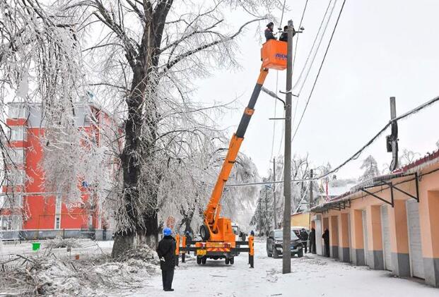 受強(qiáng)雨雪大風(fēng)冰凍天氣影響，吉林延邊全力搶修供電線路