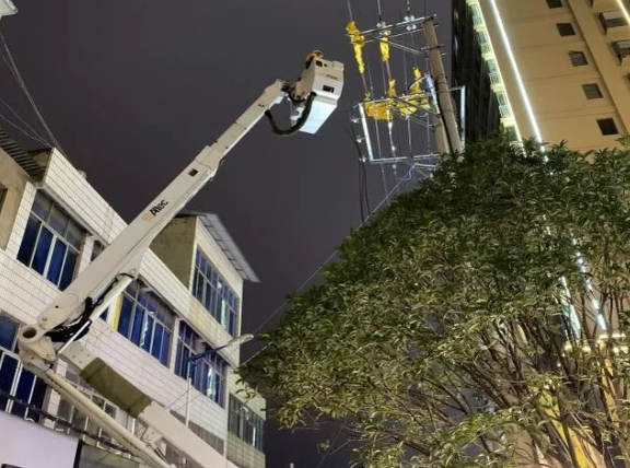 云南電網(wǎng)陸良供電局城區(qū)供電所冬夜搶修，杜絕用電隱患
