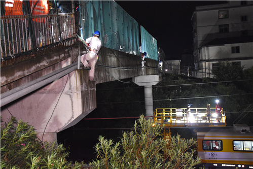 國網霞浦縣供電公司：凌晨作業(yè)拆除跨高鐵電纜 確?！叭纭闭温涞赜新? width=