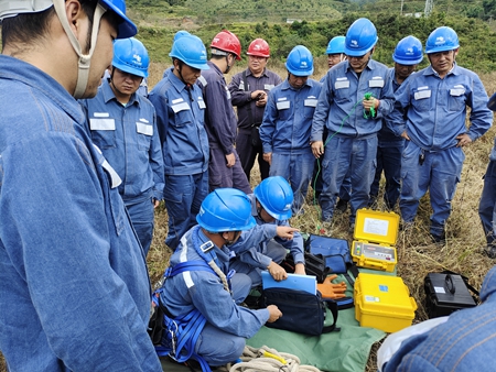 鳳慶供電局開展接地電阻儀、直流試送儀的培訓(xùn)
