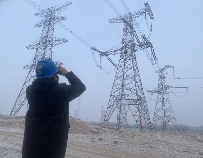 內(nèi)蒙古烏海超高壓供電公司防污除閃，寒冬堅守一線