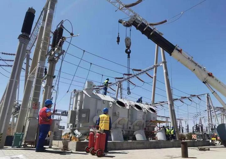 吊罩成功！主變大修工程為“綠色電”保駕護(hù)航