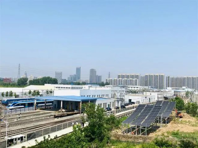 全國(guó)首個(gè)！英利集團(tuán)“光伏+鐵路”示范項(xiàng)目順利并網(wǎng)