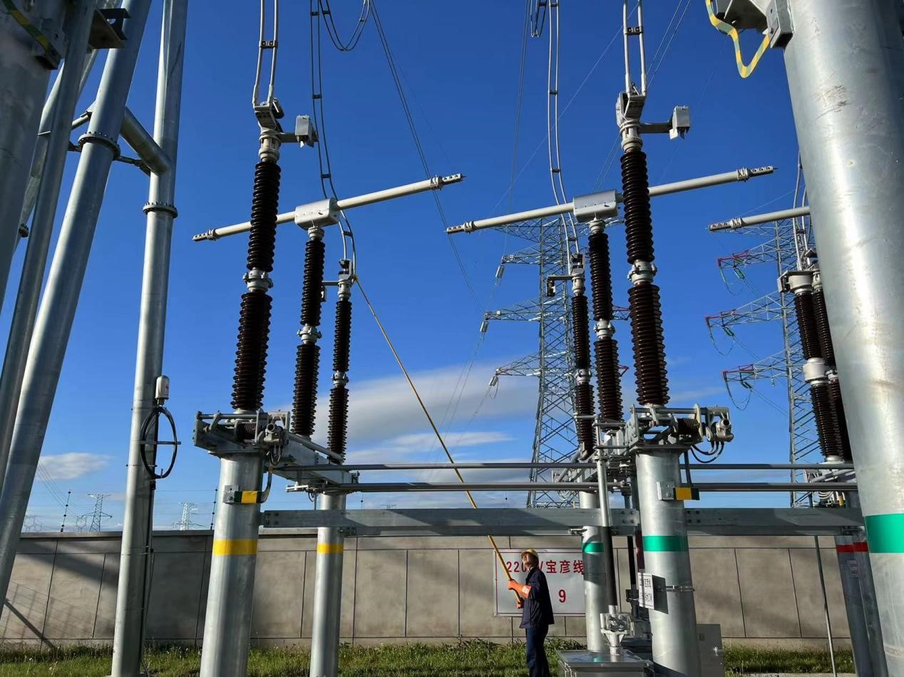 錫林郭勒超高壓供電公司圓滿完成塔寶I、II線間隔啟動(dòng)工作