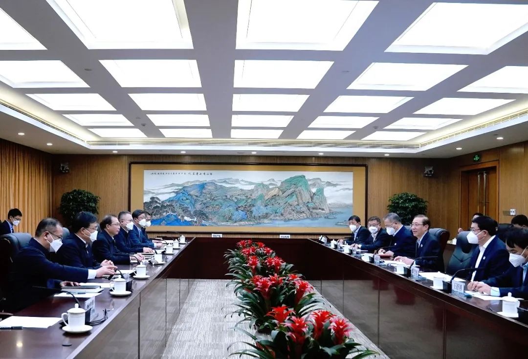 華電集團董事長江毅、總經(jīng)理葉向東與國家電網(wǎng)董事長辛保安、總經(jīng)理張智剛舉行會談