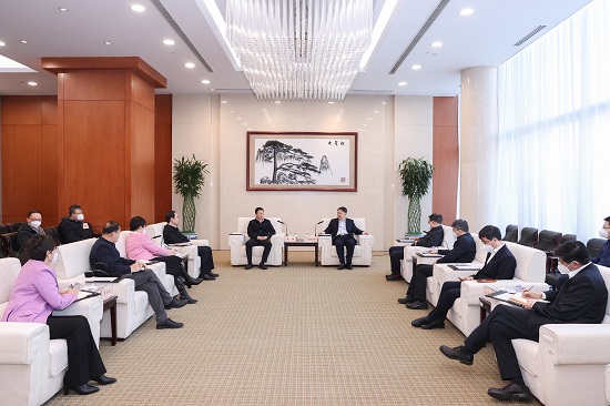 溫樞剛鄧建玲會(huì)見鄂爾多斯市委書記李理、市長(zhǎng)杜匯良