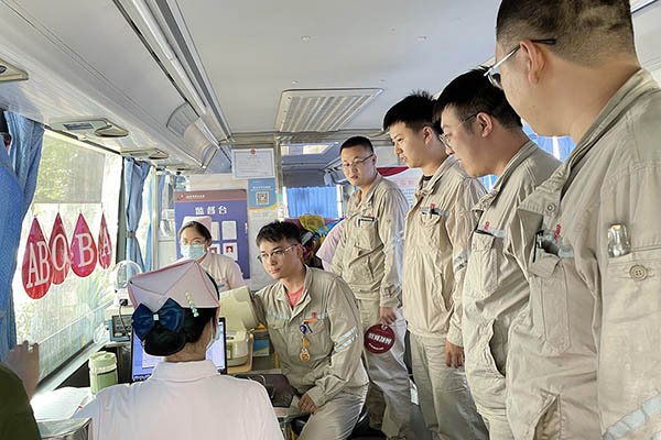 臨汾熱電公司組織“熱血與大愛同流，真情與奉獻(xiàn)同行”無償獻(xiàn)血活動(dòng)