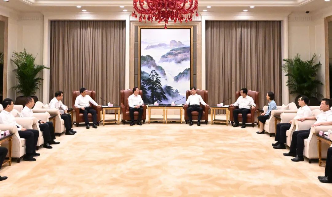 國家電網(wǎng)公司董事長、黨組書辛保安與福建省委書記周祖翼、省長趙龍會談
