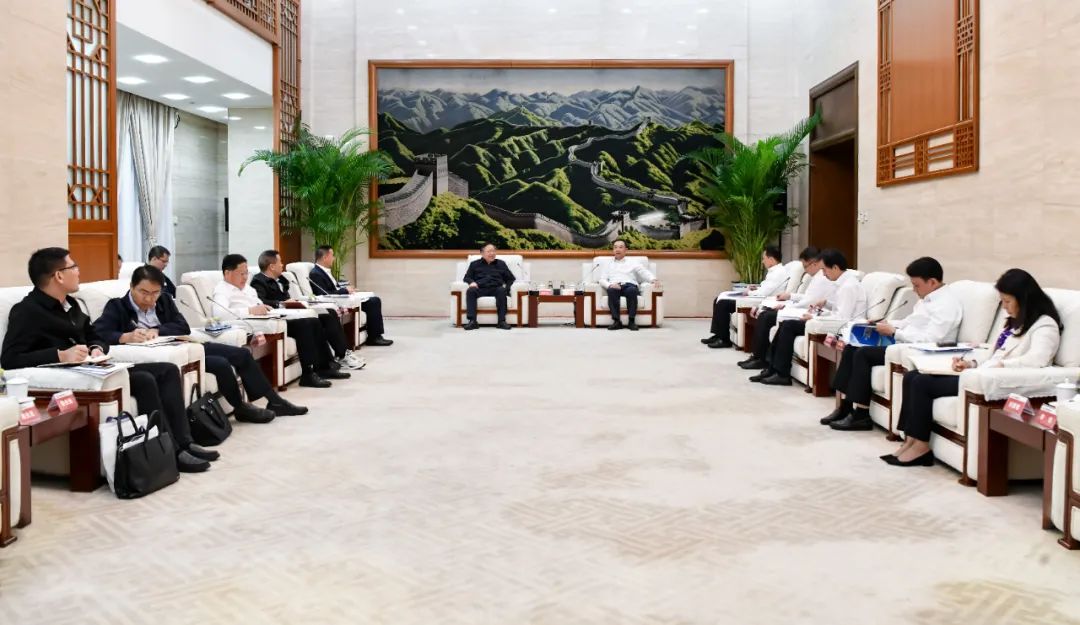 大唐集團有限公司黨組書記、董事長鄒磊與廣西壯族自治區(qū)國資委黨委書記秦如培會談