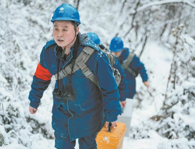 【國網(wǎng)楷?！恐芗t亮：巡行秦嶺深處 守護(hù)線路安全