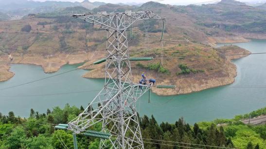 貴州興義供電局高空之上，用責(zé)任守護(hù)安全送去光明