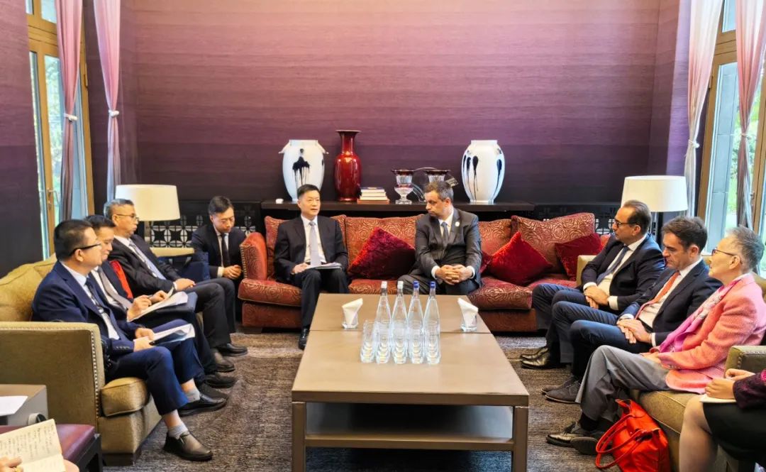 東方電氣集團黨組書記、董事長俞培根與法國電力集團董事長兼首席執(zhí)行官呂克·雷蒙會談