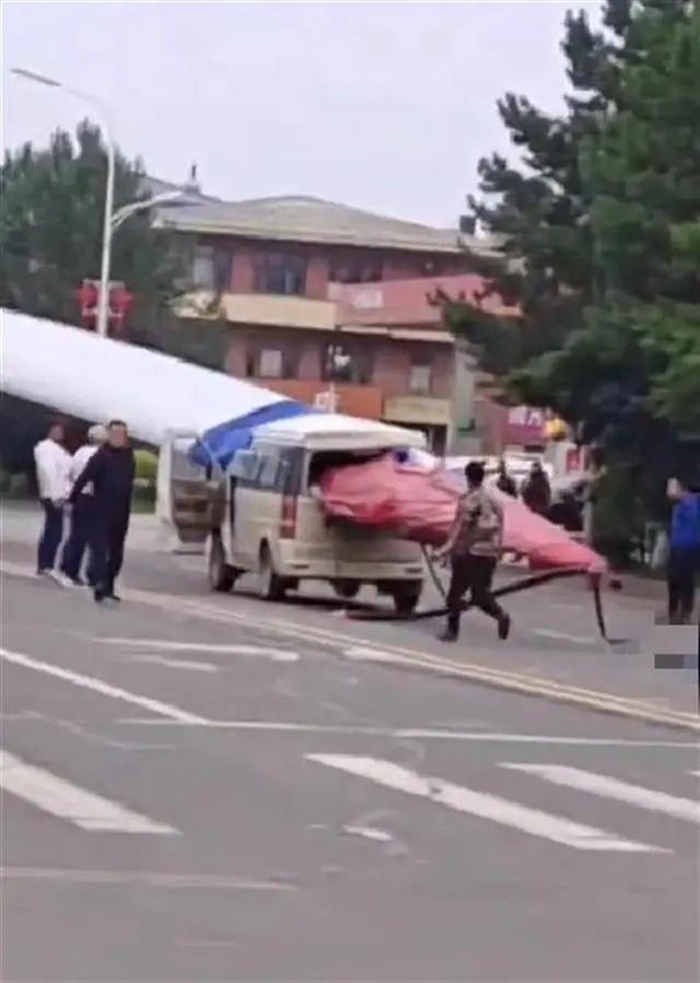黑龍江一面包車被風(fēng)電機(jī)葉片刺穿，知情人：車上載有7人