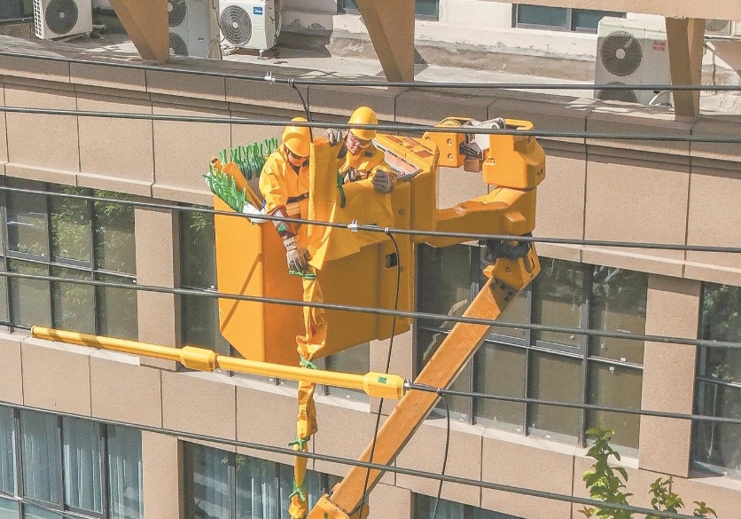 四川南充供電公司帶電作業(yè)配合有序，高效消除線(xiàn)路隱患