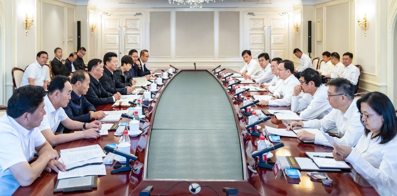大唐集團(tuán)總經(jīng)理、黨組副書記張傳江與青海省海南州委書記呂剛、州長(zhǎng)尕瑪朋措會(huì)談