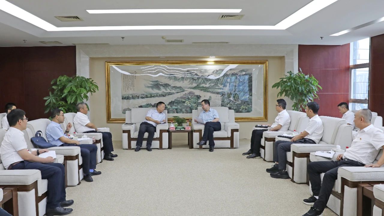 大唐四川公司黨委書記、董事長梁華與水電十局黨委書記、董事長范開平會談