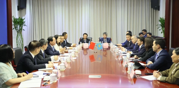 金壯龍會見哈薩克斯坦數(shù)字發(fā)展、創(chuàng)新和航空航天工業(yè)部部長扎斯蘭·馬季耶夫