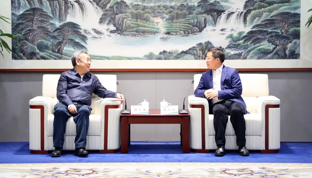 中國電氣裝備黨委書記、董事長李洪鳳會見國家開發(fā)銀行戰(zhàn)略客戶部總經理邵立波