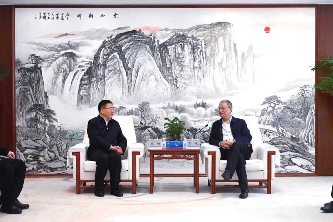 中國電建黨委副書記、總經(jīng)理王斌與內(nèi)蒙古自治區(qū)黨委常委、呼和浩特市委書記包鋼會談
