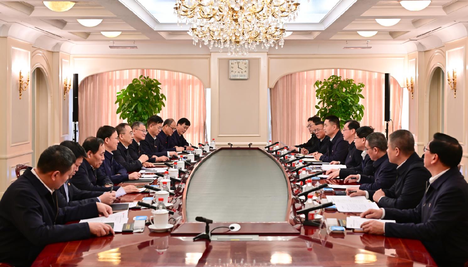 大唐集團(tuán)董事長(zhǎng)鄒磊、總經(jīng)理張傳江與中國(guó)安能董事長(zhǎng)陳奕輝、總經(jīng)理周慶豐會(huì)談