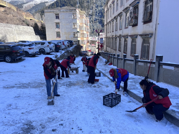 挺膺擔(dān)當(dāng)志愿服務(wù)，清冰除雪保障安全