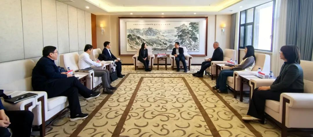 中國(guó)農(nóng)業(yè)銀行吉林省分行黨委委員、副行長(zhǎng)兼長(zhǎng)春分行黨委書記、行長(zhǎng)曹紅一行拜訪華電吉林公司
